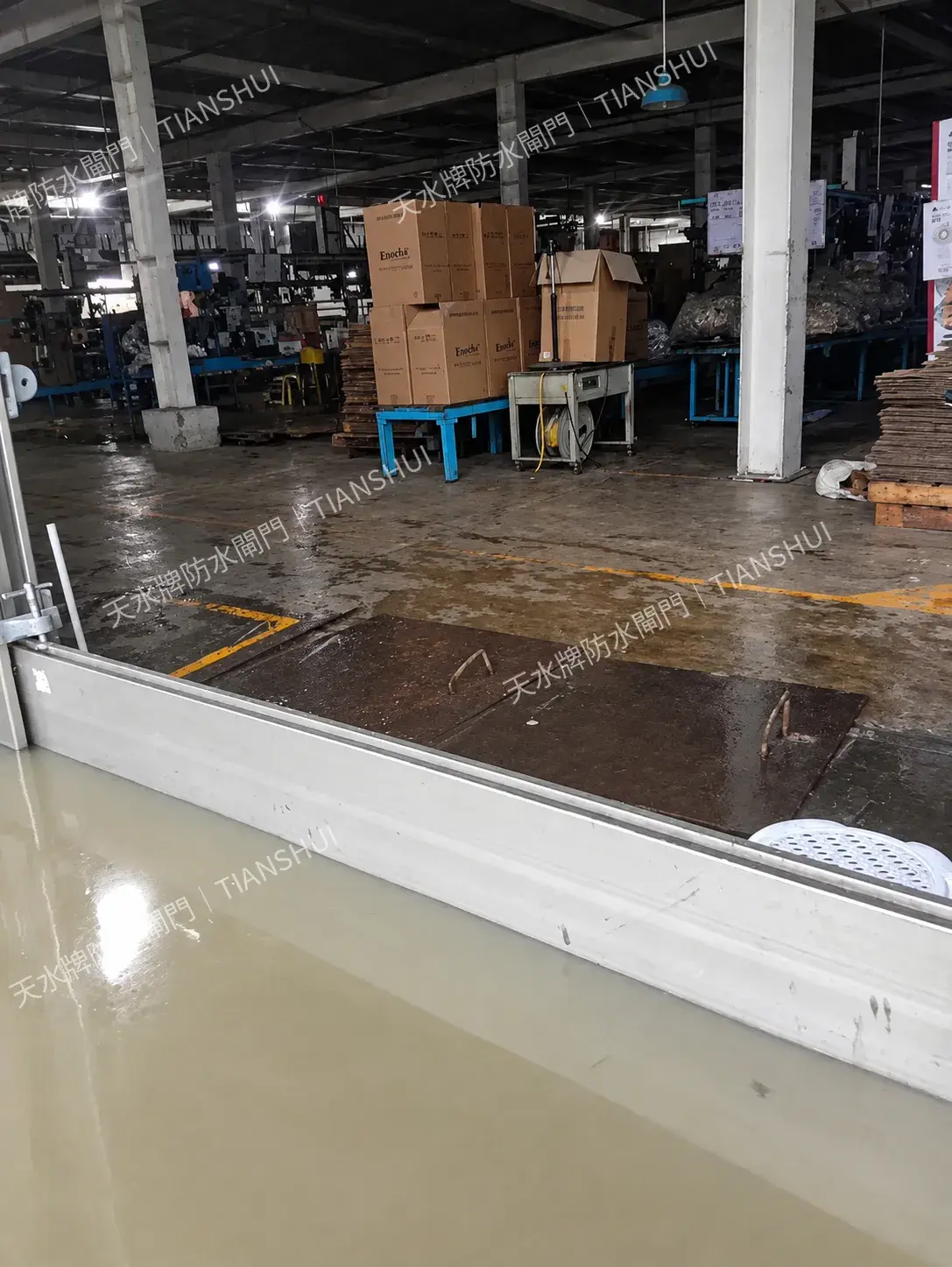 工業廠房豪雨期間防水閘門實際擋水現場