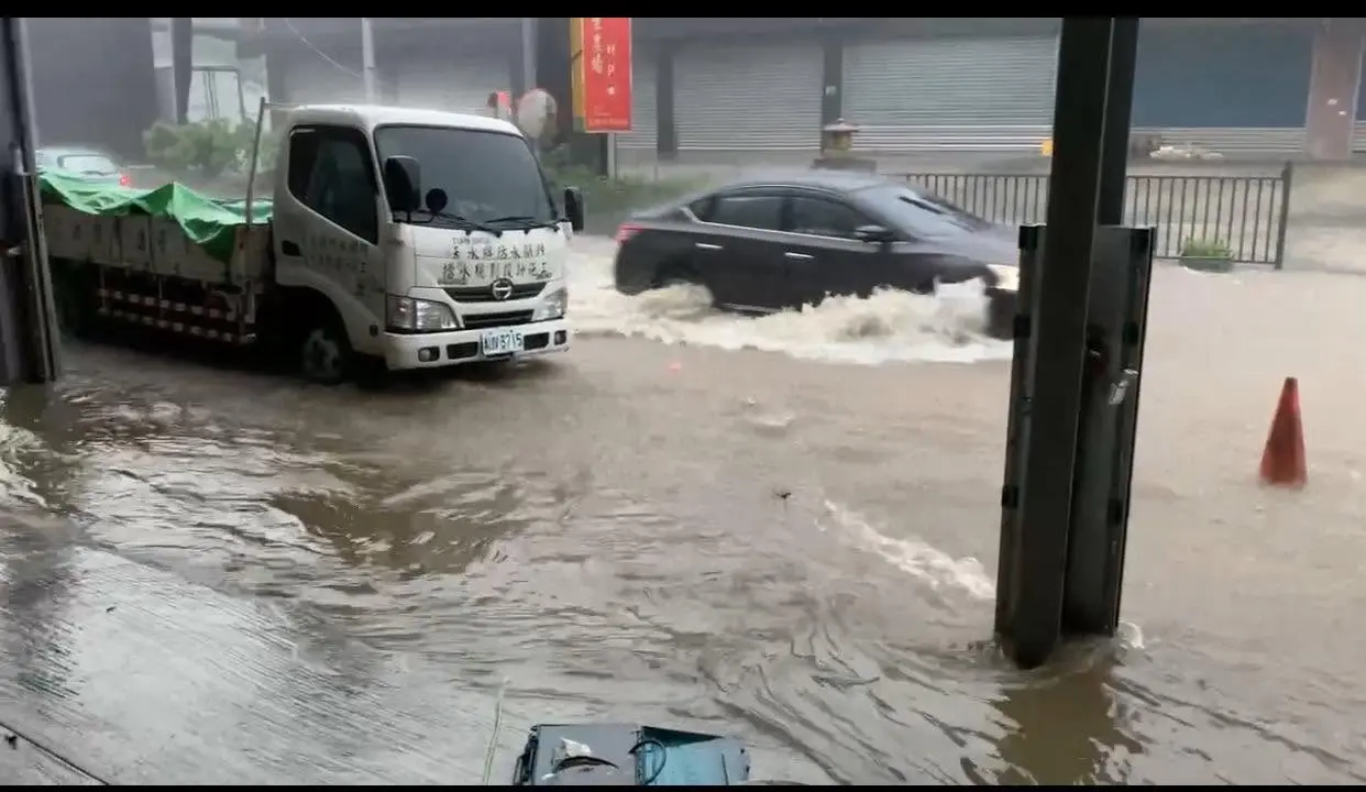 豪雨積水期間天水防水閘門工程現場