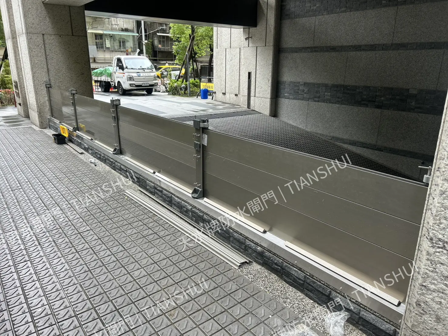社區大型地下室車道防水閘門工程