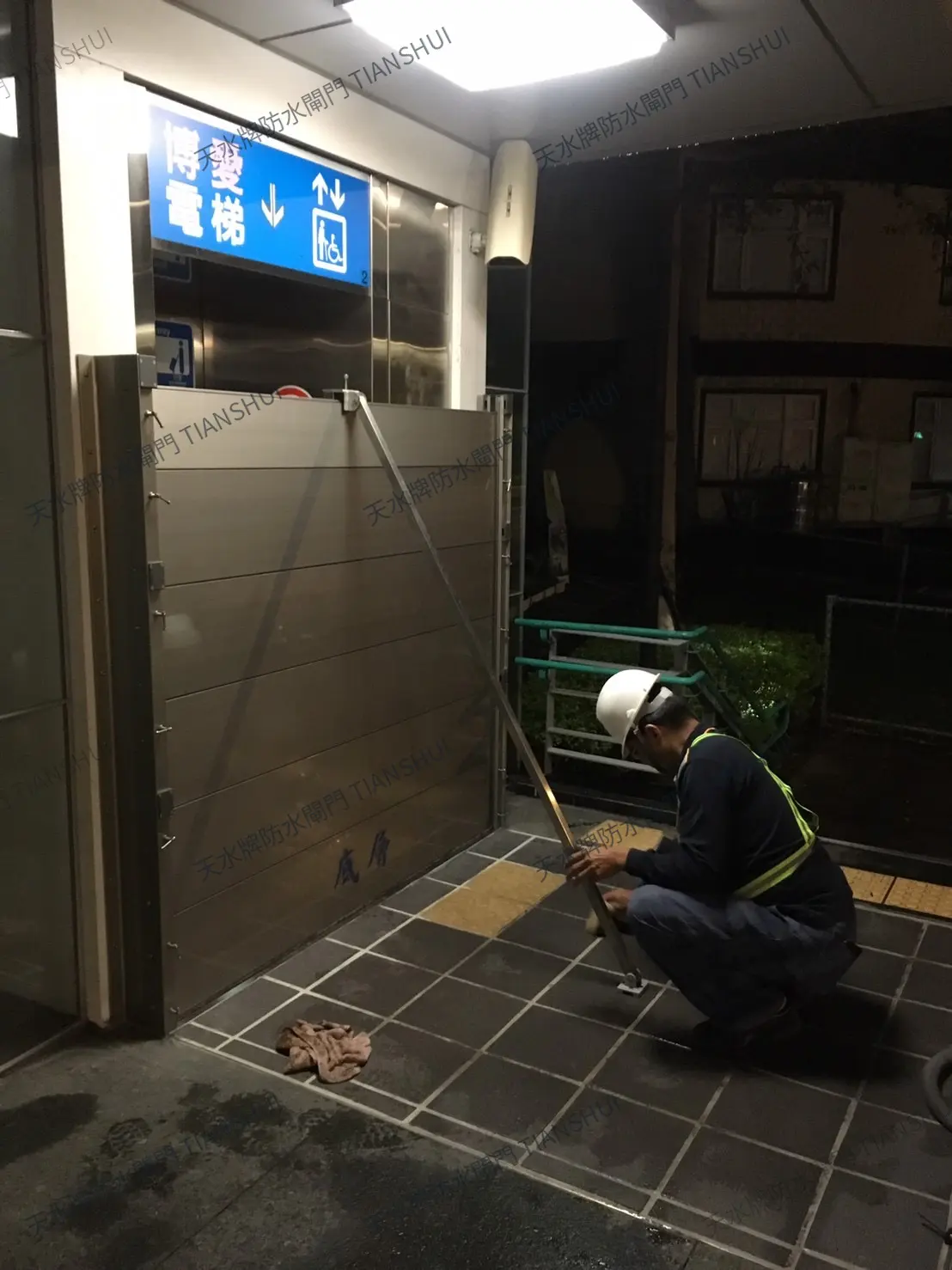 社區電梯出入口防水閘門實際安裝照片