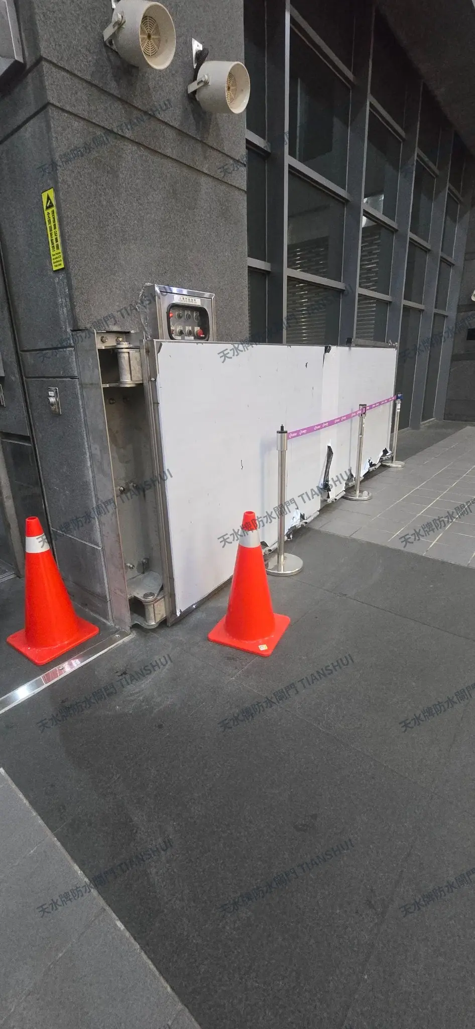 桃園機場捷運A9林口站防水閘門完工收折狀態